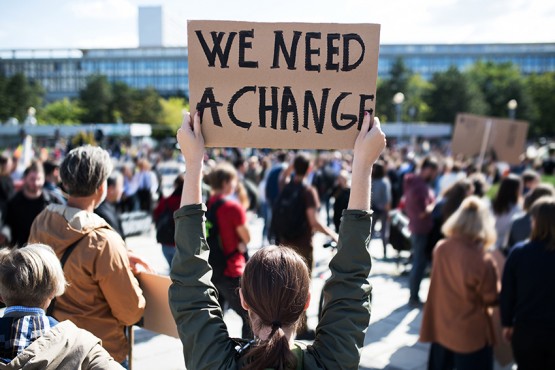 Adobe Stock Junge Menschen protestieren